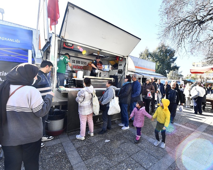 6 Şubat depreminde yitirdiklerimiz İzmir’de anıldı