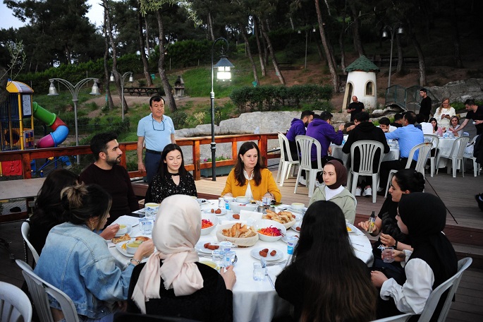 Başkan Çalkaya Üniversiteli Gençlerle İftarda Buluştu