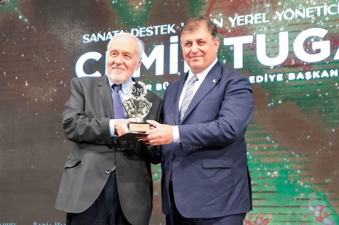 Başkan Tugay'a “Sanata Destek” Ödülü