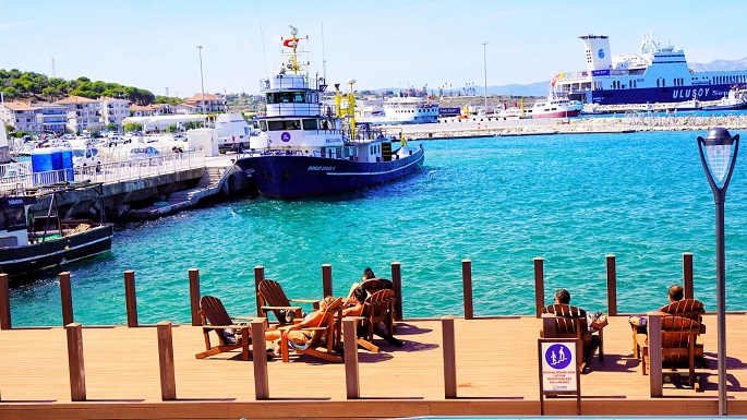 Çeşme'de Cumhuriyet Meydanı'ndan denize girilebilecek