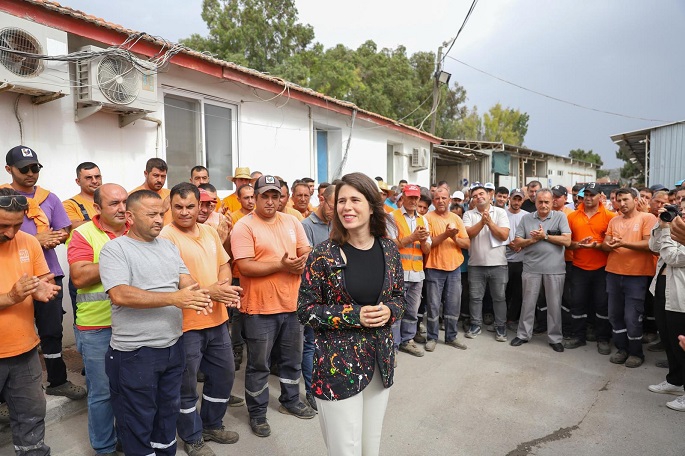 Çeşme'nin Başkanı Denizli, Belediye Çalışanlarıyla Bayramlaştı