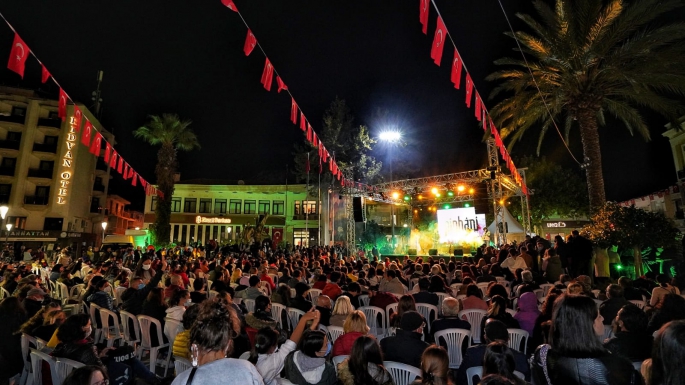 Çeşmeliler Cumhuriyet Bayramı’nı Pinhani ile kutladı 