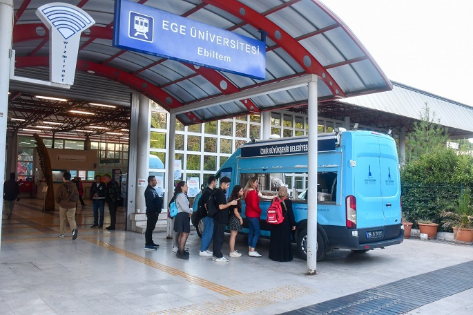 İzmir’de üniversite öğrencilerine “Günaydın Çorbası”