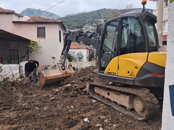 Karaburun Cumhuriyet Caddesi atık su hattına kavuştu