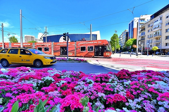 Kentin cadde ve meydanları çiçek açtı