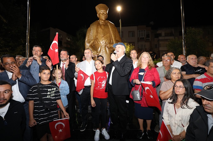 Narlıdere'de 100.Yıl, 'Cumhuriyet Ateşi'yle aydınlandı