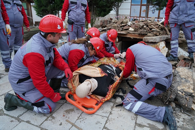 Seferihisar'da, deprem tatbikatı gerçeği aratmadı