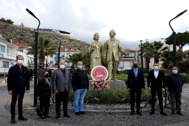 İsmet İnönü, Çeşme'de heykeli başında anıldı